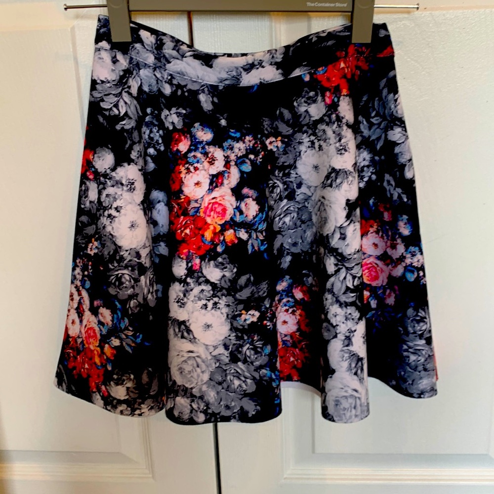 Pretty floral skater skirt XS